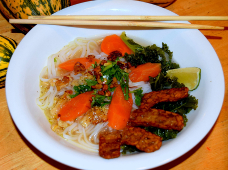 thaiveggiewithb noddle soup with tempeh